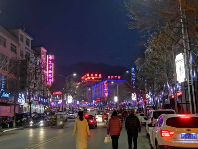 栾川各个街道的彩灯颜色各异 有桔色的,有红色的 有蓝色的,有紫色的