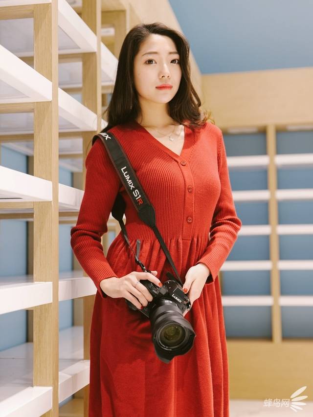 松下全幅序幕 萌妹上手全新松下s1r 50f1.4实拍
