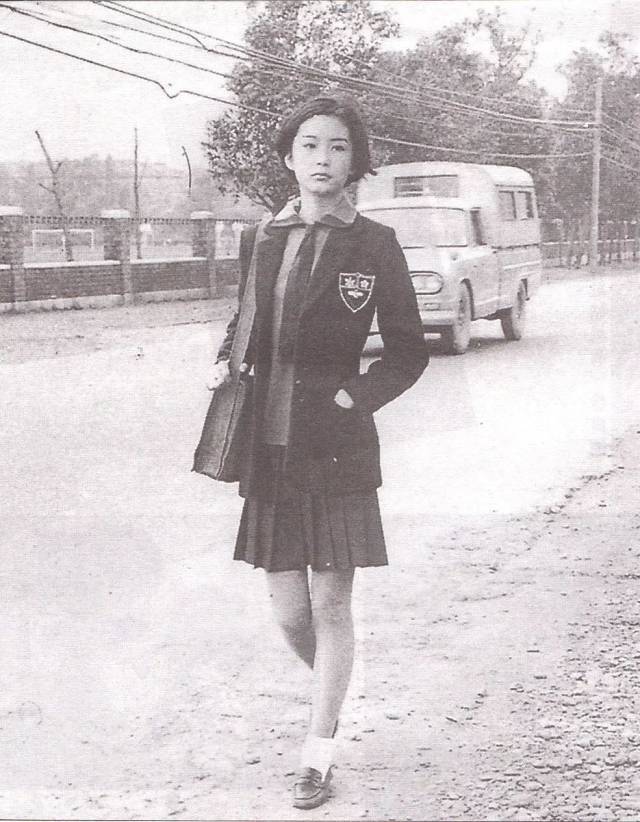 1973年,19岁的林青霞进入演艺圈,主演了那部著名的处女作《窗外》.