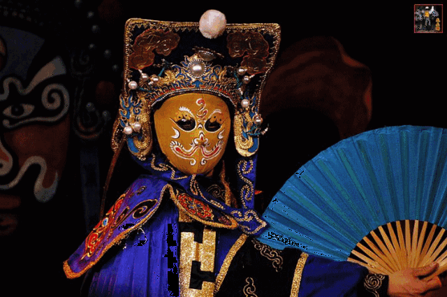 川剧表演特技之一的 川剧变脸 脸谱色彩鲜明,神态逼真, 整个变脸过程