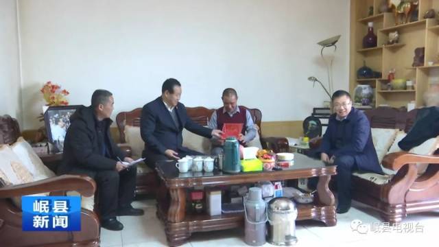 1月31日,县人大常委会主任杨水涛,县委副书记史炬炜看望慰问离退休老