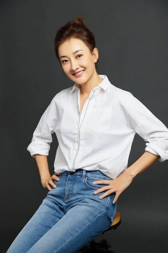 同样是白衬衫配牛仔裤,47岁牛莉与27岁杨采钰穿出了不