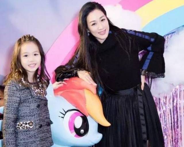 三婚女人钟丽缇,大女儿混血高颜值小女儿像精灵,二女儿黯然失色