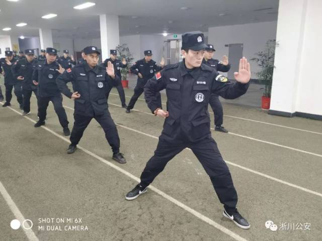 厉害了淅川公安看护特勤大队重磅上线50名特勤队员亮相
