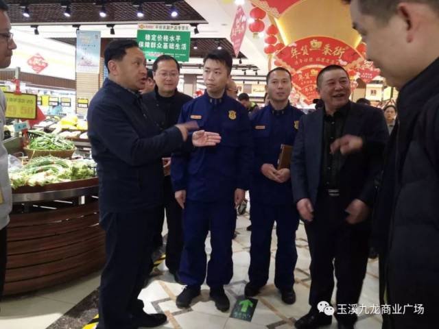玉溪市常务副市长柳文炜春节到大尔多超市视察