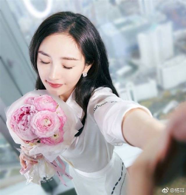 杨幂下衣失踪!《皮衣 黑丝袜》秀腿根辣翻天