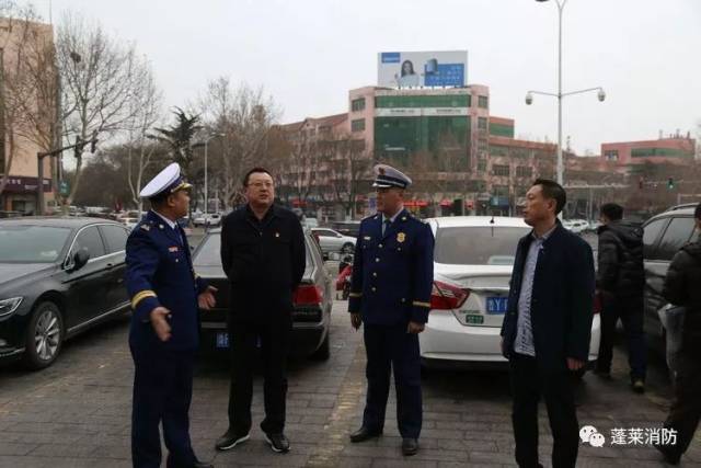 蓬莱市委常委,办公室主任,市政府党组成员崔洪勋带队检查节前商场消防