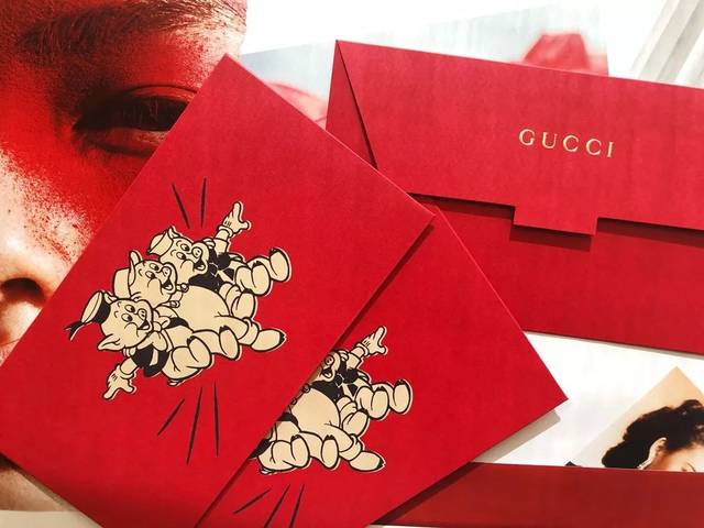 gucci gucci直接把之前跟迪士尼合作的 新年限定的三只小猪印到了红包