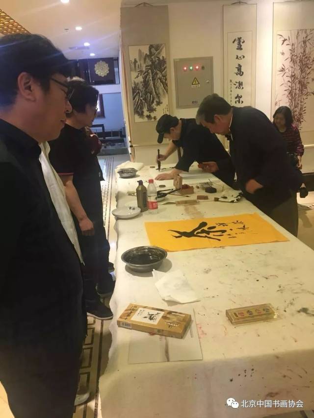 展示方面,特举办的书画展也随大会正式开幕,焦广盛会长,赵晶副会长