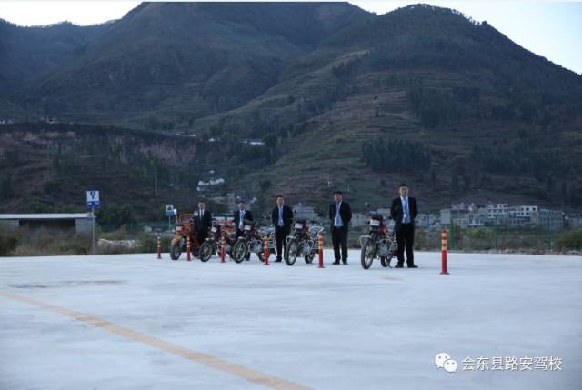 报名接待中心; 训练场地址:鲹鱼河镇新洪村路安驾校(观音大桥桥头)