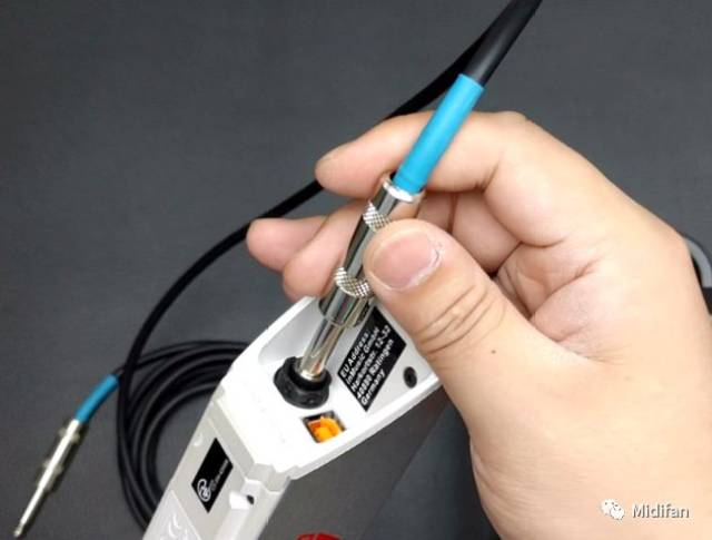 akai ewi 5000 电吹管教程(1):电池安装,无线连接,如何与耳机连接
