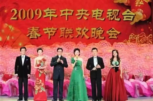 2009年,春晚依然是大年三十饭桌上最亮的星.