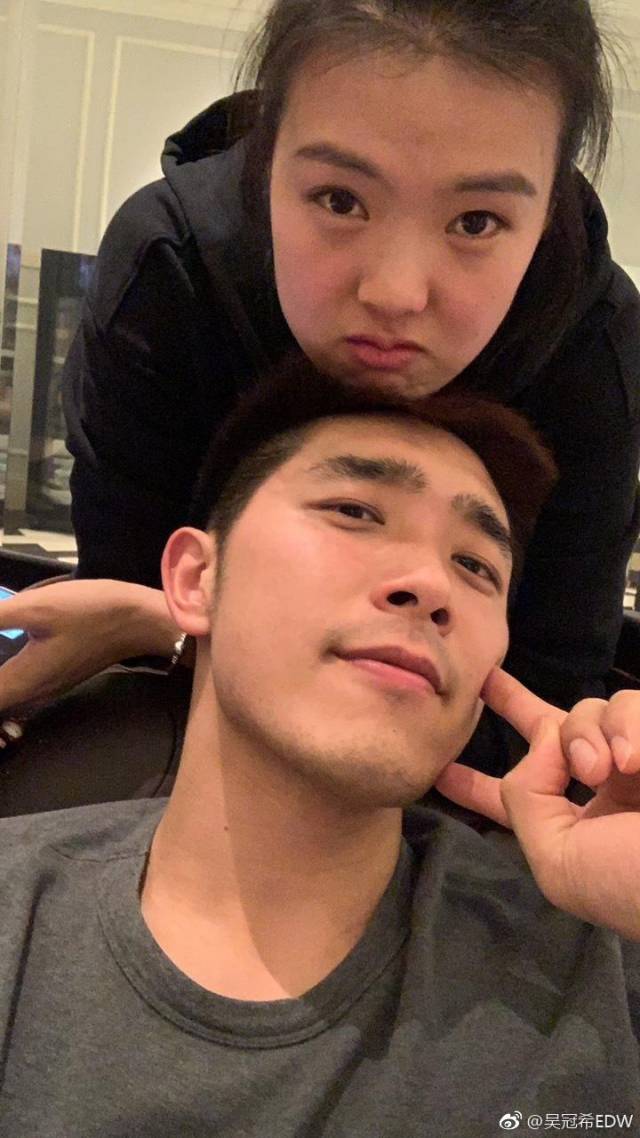 张常宁和未婚夫拍下了各种恩爱照,宝宝下巴颏枕在了吴冠希的头上.