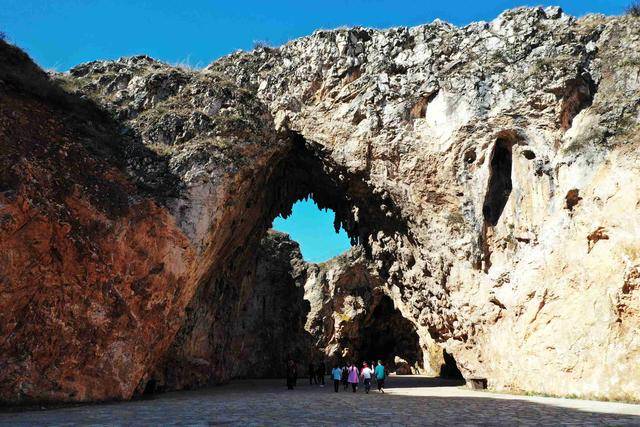 富源县第一个旅游景点多乐原风景区,万里无云,气候宜人,吸引了上万名