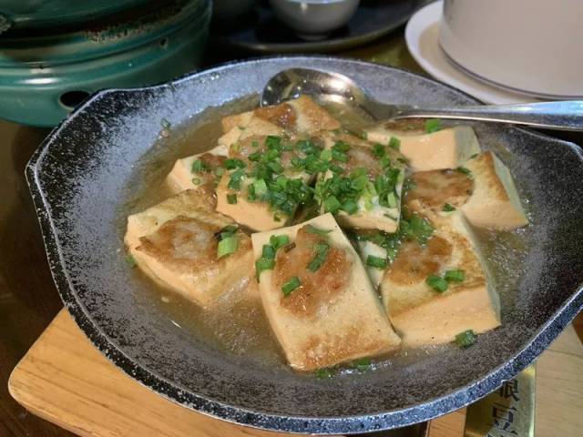 便是闻名海内外的 客家酿豆腐