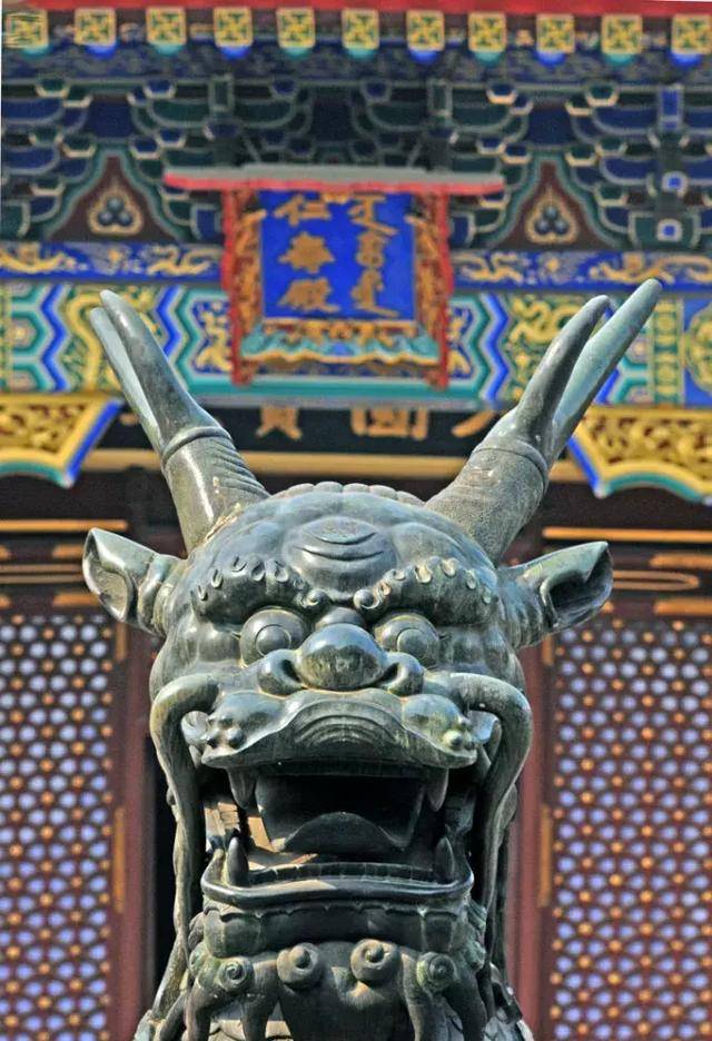 从此图不难看出,铜麒麟座落在颐和园东宫门至仁寿殿这组建筑的中轴线