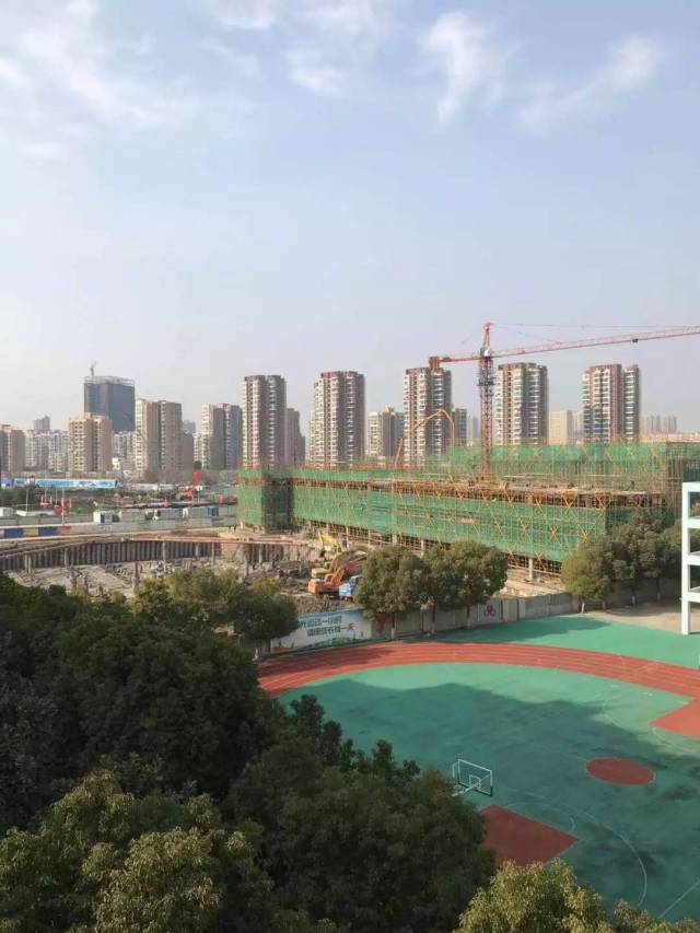 目前地块北侧为施工中的琅琊路小学明发滨江分校和南京一中明发分校