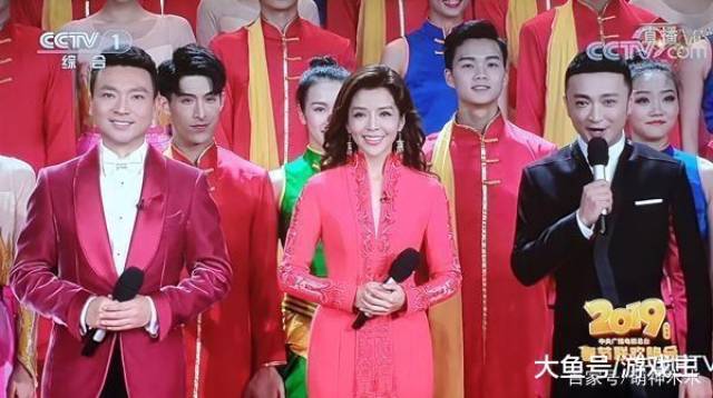 因为主持阵容抢眼,网友发现了不少亮点,比如张泽群刚亮相,就让观众大