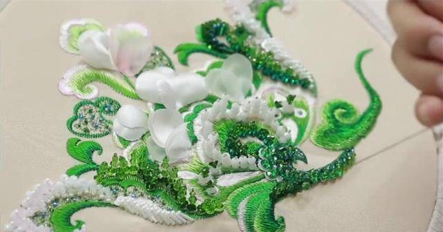 杨幂春晚礼服曝光,仙子下凡惊艳四方,主题绿色