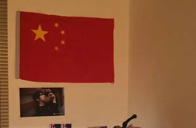 在美国"顺"走中国国旗?不,他只是想家了!