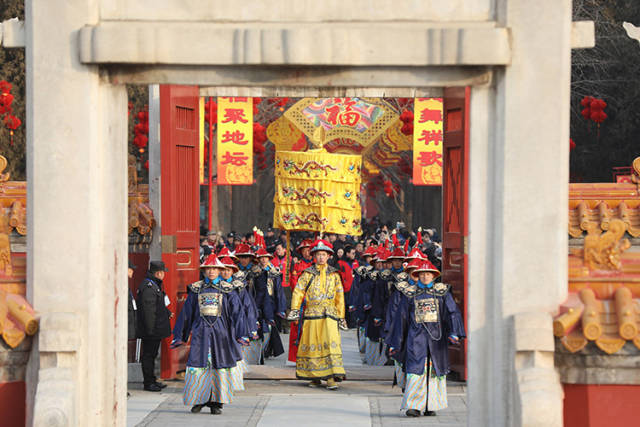 地坛庙会迎客"新皇帝"表演祭地