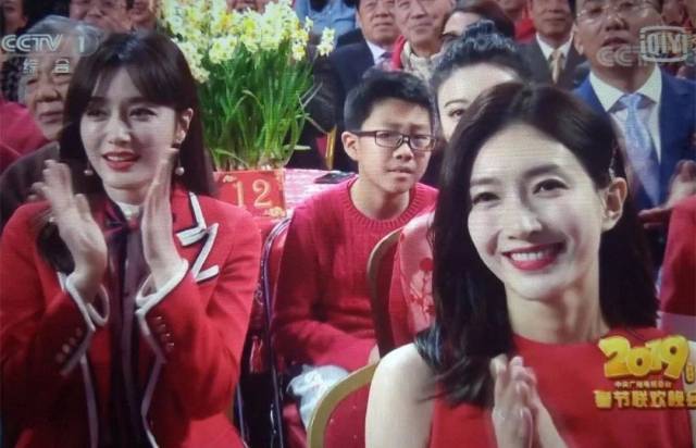 抢了春晚头条的李思思荧光口红,为啥能上微博