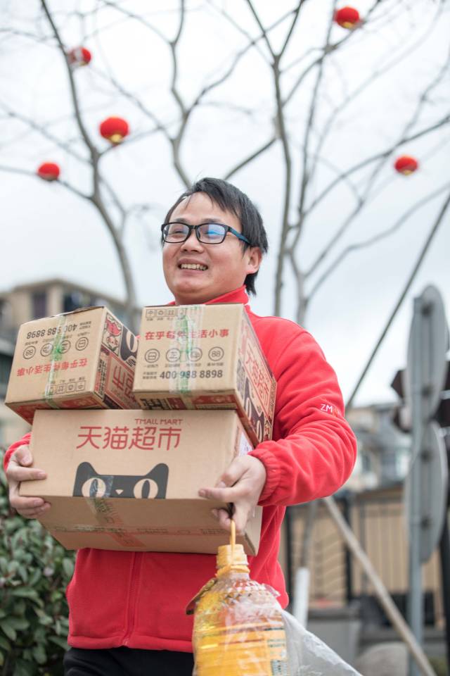 大年初一,这位天猫超市配送员送出了新年第一单快递