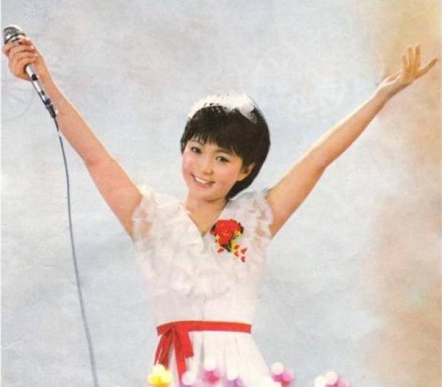 10岁靠儿歌走红,两个孩子都不是亲生,今51岁交