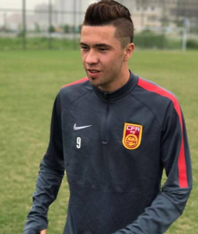 在近年来新疆球员的表现看,我们足球踢不好并