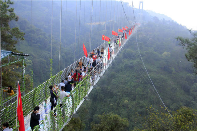 佛山南丹山迎来游客高峰,祈福与玻璃桥是游客最爱打卡