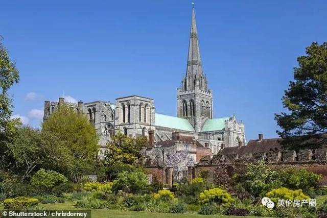 全英国平均攒7年的工资可以买一套房. 而在伦