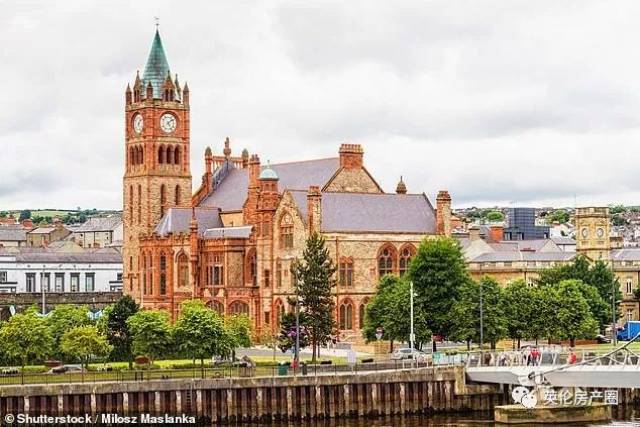 全英国平均攒7年的工资可以买一套房. 而在伦