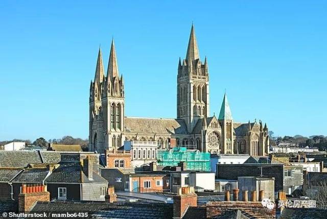 全英国平均攒7年的工资可以买一套房. 而在伦