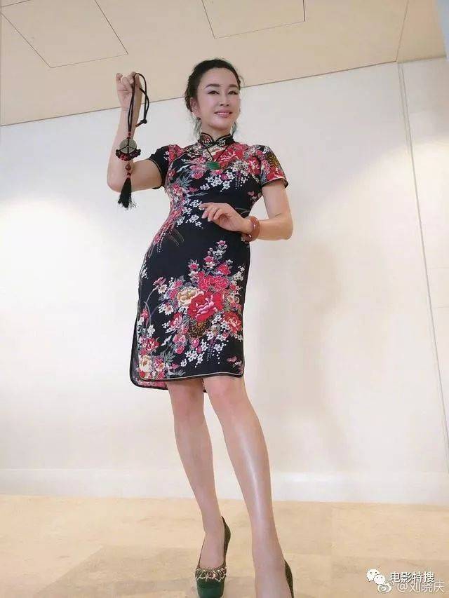 64岁刘晓庆穿旗袍大秀身材 ,不料未修图曝光,被打回原形差距太大了!