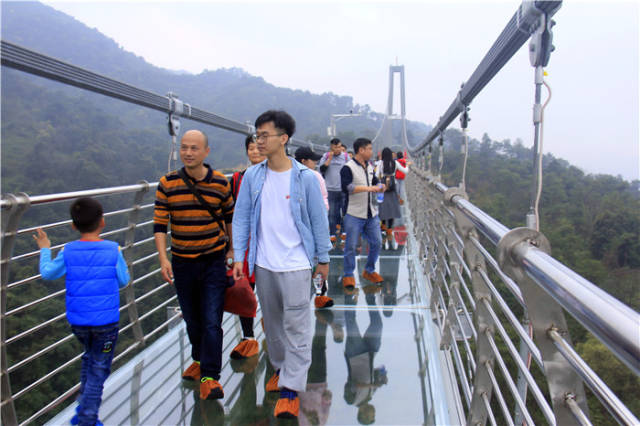 佛山南丹山迎来游客高峰,祈福与玻璃桥是游客最爱打卡