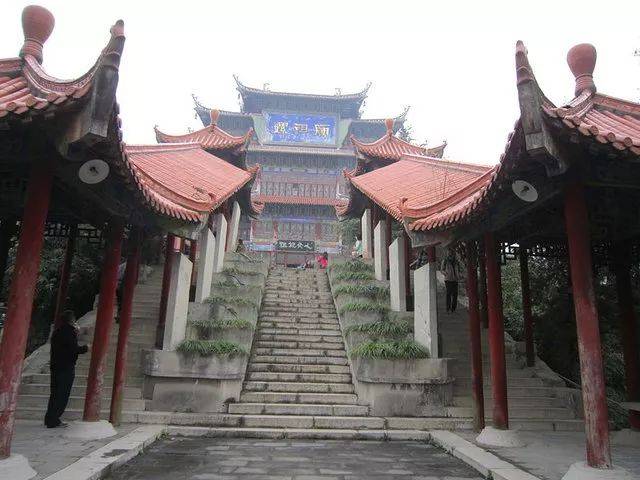 早餐后乘车赴【嫘祖庙】,嫘祖庙又名西陵山庙,位于西陵山顶,为纪念