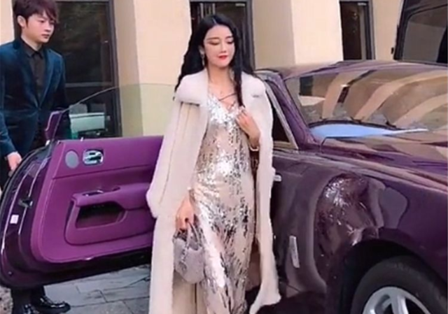 紫金色劳斯莱斯现身街头,本不会注意,但女车主实在太惹眼!_手机搜狐网