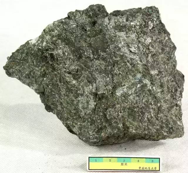 照片名称:透辉石岩 diopsidite 岩石为粗粒结构,块状构造.