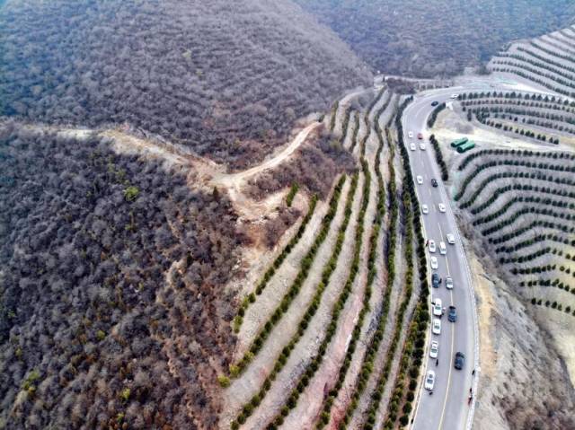 晋源区天龙山"网红公路"吸引大批游人