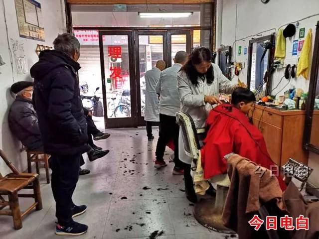遍布城区大街小巷的小理发店虽简陋,但年前理发生意同样是红红火火