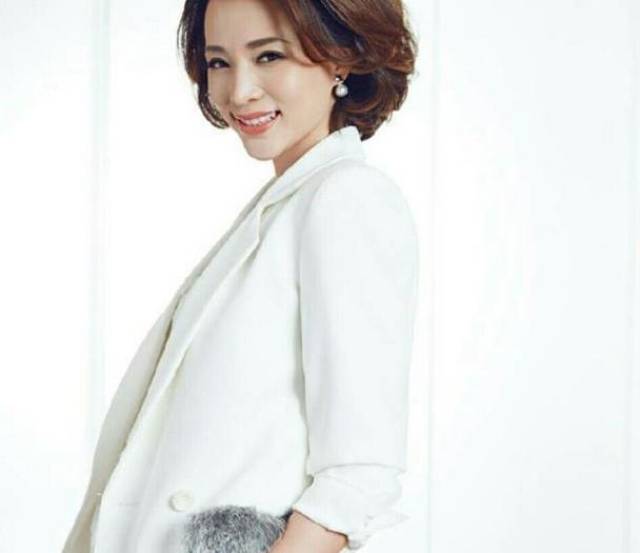 董卿二年缺席春晚,让观众不解,知道原因后,都感