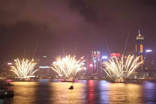 大年初二烟花汇演 猪鼻烟花配麦兜主题曲迎猪