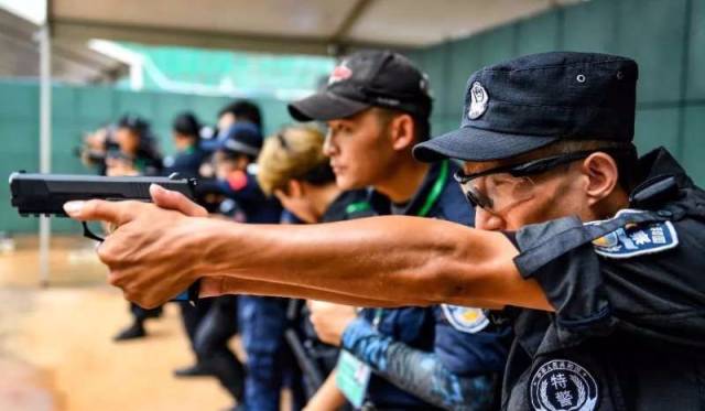 原创中国警察终于配发自动手枪,火力猛烈:看那个无名小卒还敢张狂?