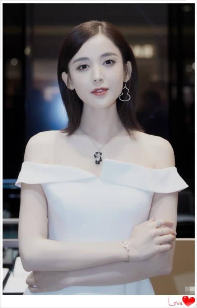 古力娜扎本想秀下锁骨,却被耳朵上"葫芦"抢镜,网友:好想要!