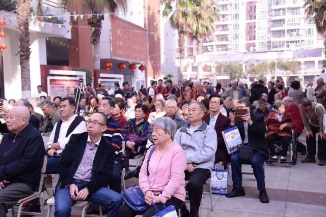 89届校友代表胡小雷在会上作了热情洋溢的发言,庆祝毕业30周年,感谢