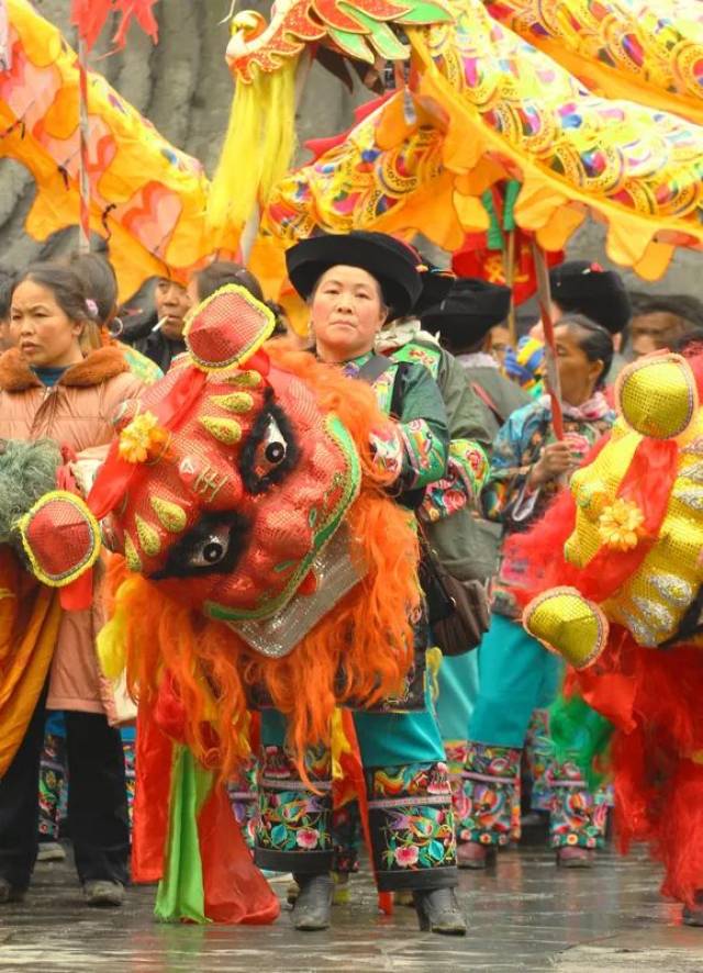 十个村男女老少都要前来做客,主人杀猪宰羊,按苗族风俗通宵玩狮,在玩