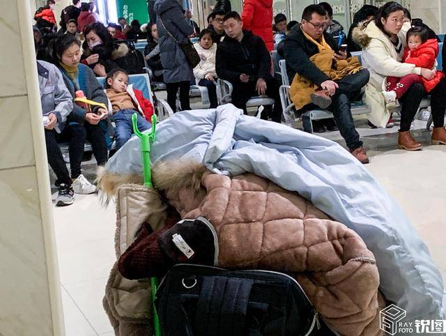 没想到日常生活中用于挂衣服的挑衣杆在输液时竟然变成了"神器",深受