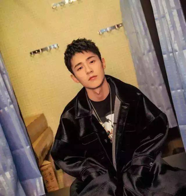 刘昊然也不是一般帅哥的瘦长脸型,脸偏圆;露额短发非常配这位阳光