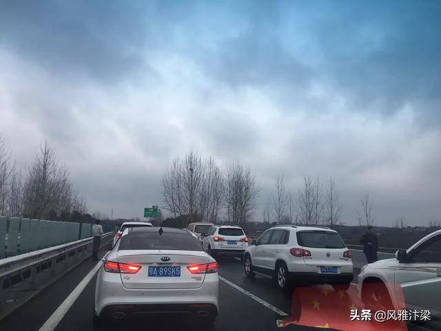 湖北京山:此时此刻,s49随岳高速京山段拥堵严重