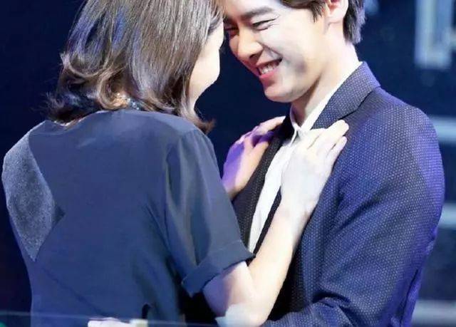 李易峰搂腰抱,钟汉良怀中抱,杨烁接吻抱,都输给